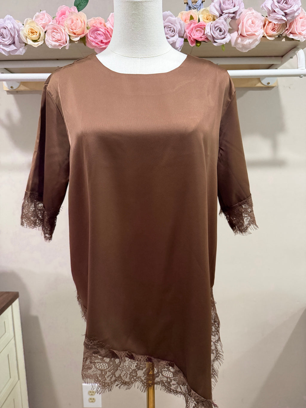 Blusa de satén con encaje