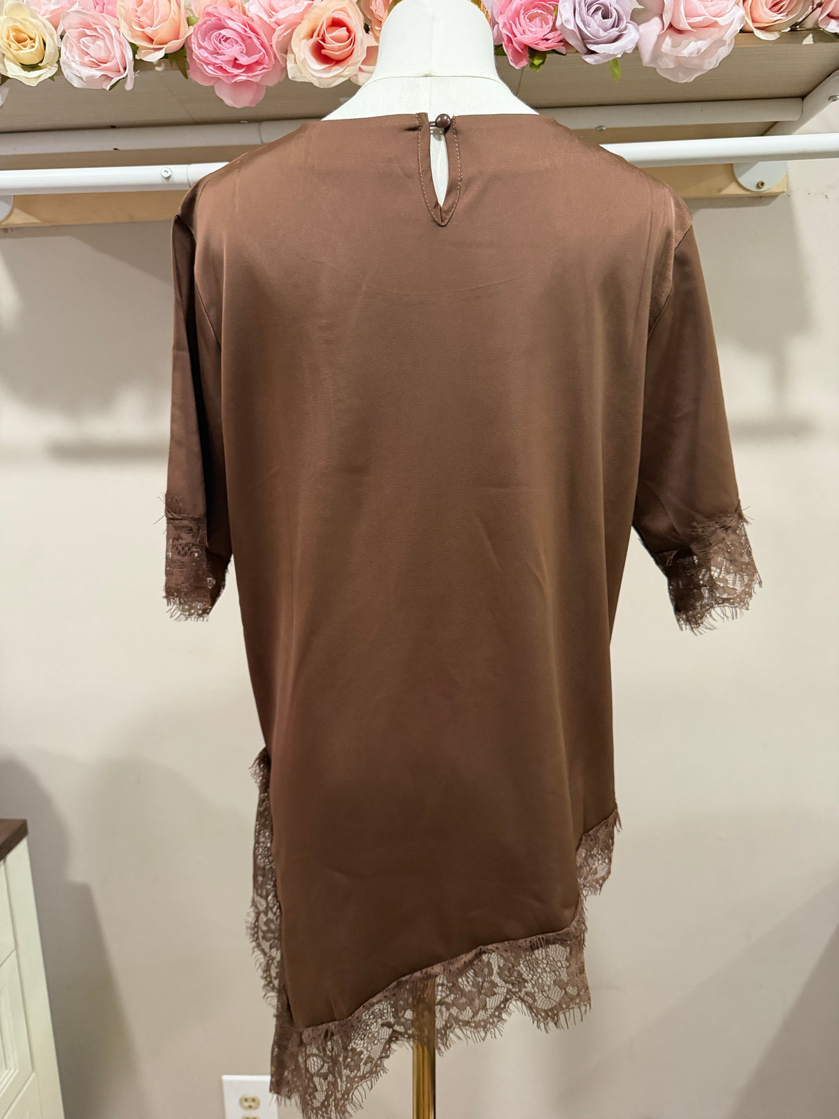 Blusa de satén con encaje